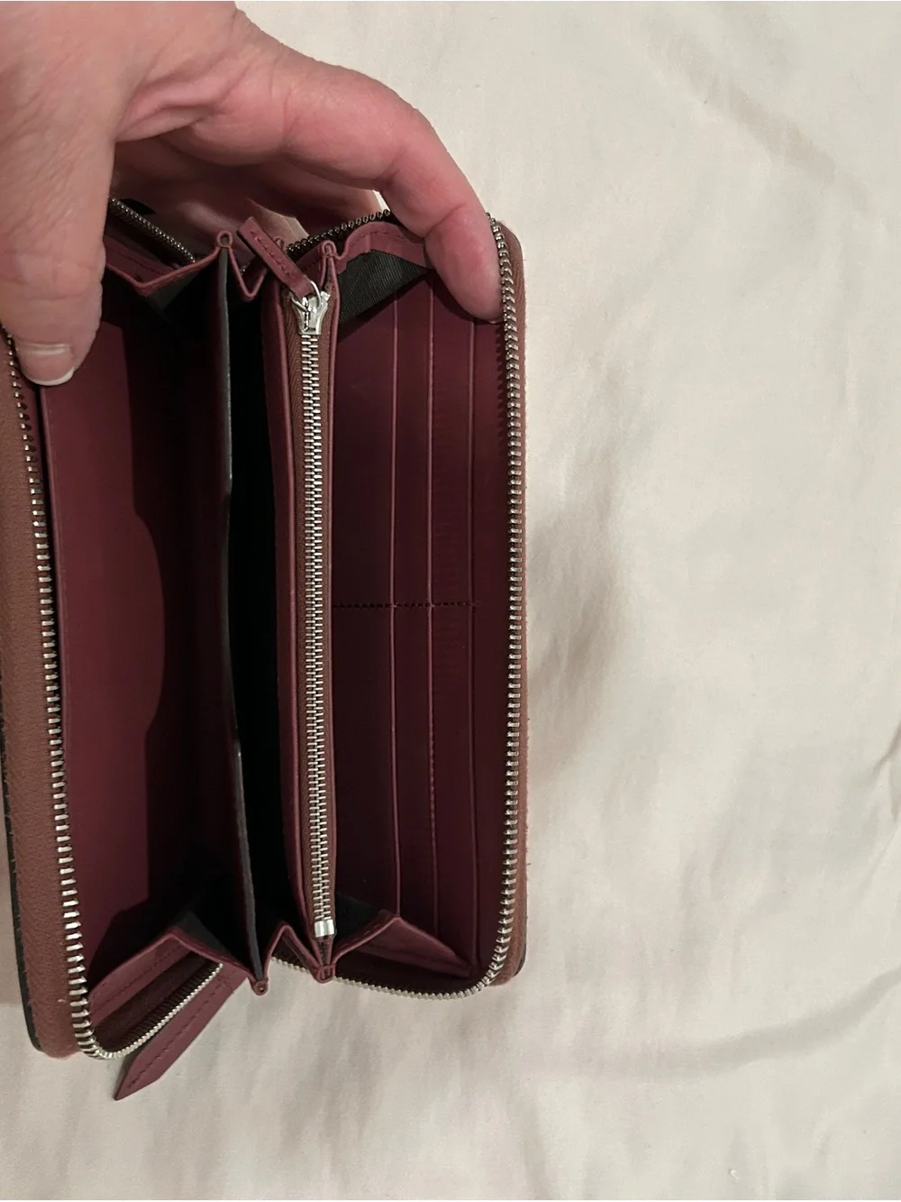 Gucci Floral GG Zip-Around Wallet in Beige with Pink and Red Accents - Picture 3 of 8